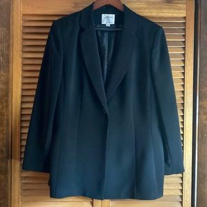 Le Suit Blazer - black fitted “Collections for Le Suit” ladies lined blazer.